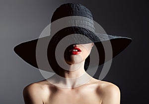 Bella donna un cappello. moda. buio 