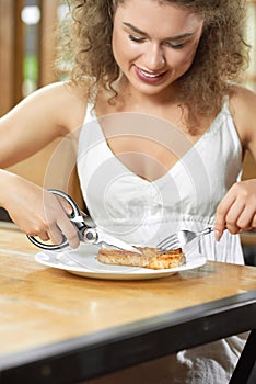 Beautiful woman having lunch at the restaurant