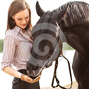 Bella donna un un cavallo 