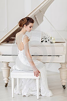 Bella donna più vicino bianco pianoforte 