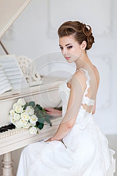 Bella donna più vicino bianco pianoforte 