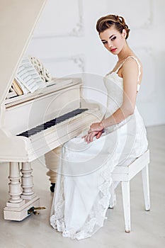 Bella donna più vicino bianco pianoforte 