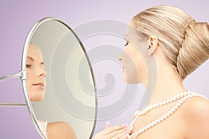 Krásná žena perla náhrdelník a zrcadlo 