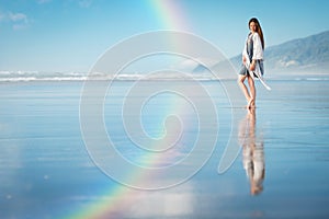 Bella donna posa sul Sorprendente Spiaggia arcobaleno il cielo 