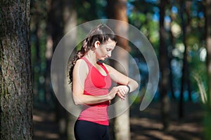 Bella donna corridore aspetto sul suo adeguatezza ottenere pronto correre estate foresta 