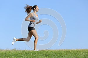 Mujer hermosa correr sobre el césped el cielo en 