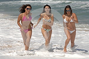 Beautiful womanÃÂ´s walking on the beach