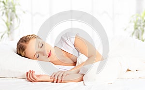 Mujer hermosa durmiendo a el sonrie en su atrás en una cama 