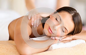 La salute, la bellezza, il resort e relax concetto bella donna con gli occhi chiusi nel salone spa di ottenere un massaggio.