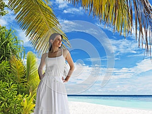 Mujer hermosa sobre el Playa 