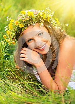 Bella donna ghirlanda da fiori riposa erba verde fuori 