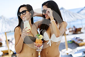 Hermoso mujer sobre el Playa feliz cócteles 