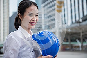 Hermoso mujer duro un sombrero de el edificio 