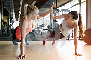 Bellissimo donne per affari fuori palestra 