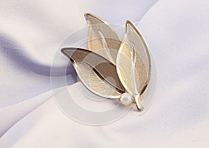 Beautiful womens vintage gold brooch, with bright natural pearls