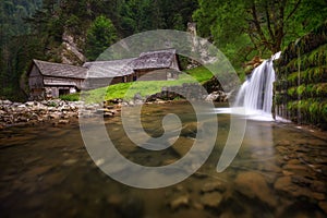 Krásny drevený vodný mlyn v Národnej prírodnej rezervácii Kvačianska dolina. Slovenská Republika.