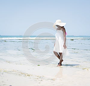 Bellissimo giovane nero americano una donna sul tropicale Spiaggia 