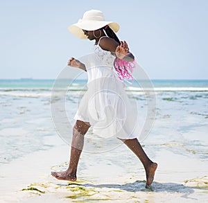 Bellissimo giovane nero americano una donna sul tropicale Spiaggia 