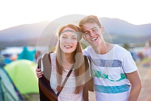 Krásny mladý pár na letnom stanovom festivale