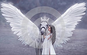 Hermoso joven unicornio. ella es un agotador increíble la luz blanco ropa. arte 