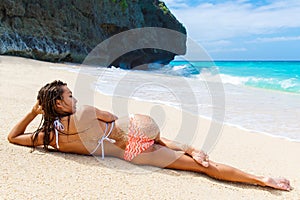 Bellissimo giovane sul tropicale Spiaggia. blu il mare 