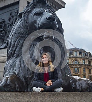 Beautiful young girl in London - sightseeing tour