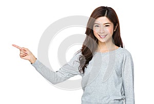 Beautiful young girl pointing copy space