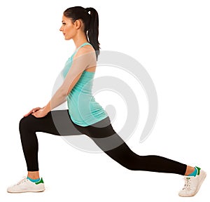 Beautiful young hispanic woman doing lunge exercise in fitness g