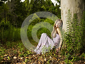 Krásny mladý dáma v les 
