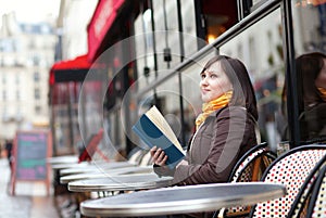 Schön junge frau ein Buch 