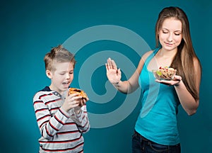 Hermoso mujer joven selección entre cereales a pasteles. peso pérdida 