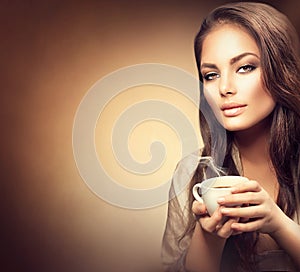 Bellissimo giovane donna potabile caffè 