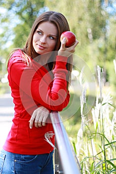 Hermoso mujer joven comer manzana 