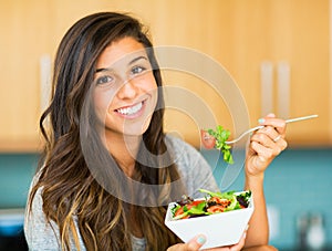 Bellissimo giovane donna mangiare una ciotola da salutare insalata 