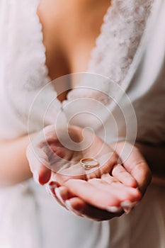 Hermoso mujer joven mano posesión anillo sobre el abrir palmera 