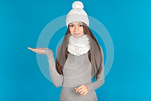 Bellissimo giovane donna un cappello un sciarpa 