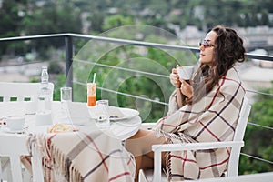 Beautiful young woman having breakfast in a cafe