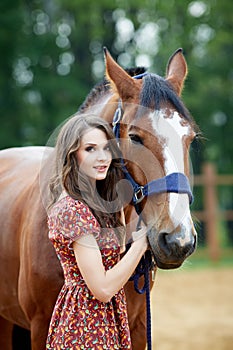 Bellissimo giovane donna un cavallo 