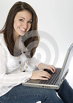 Krásný mladá žena přenosný počítač 