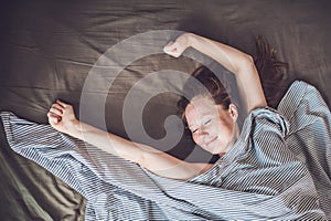 Hermoso mujer joven acostada abajo en una cama a durmiendo,. hacer no conseguir suficiente atrás 