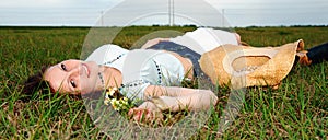 Krásny mladá žena ležiace v tráve 