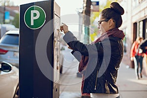 Una mujer aplica estacionamiento 