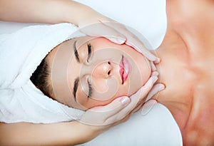 Bellissimo giovane donna ricezione facciale massaggio 