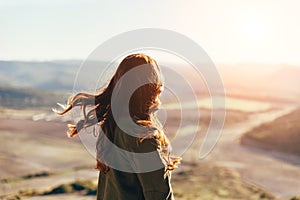 Hermoso mujer joven sobre el hermoso en atardecer 