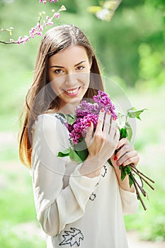 Hermoso mujer joven en la primavera jardín 