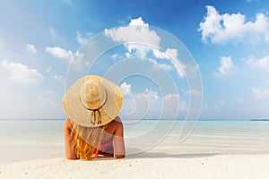 Krásný mladá žena v klobouk ležící uvolněná na tropický pláž v maledivy 