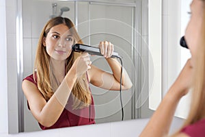 Bellissimo giovane donna allineamento capelli facile modo sul 