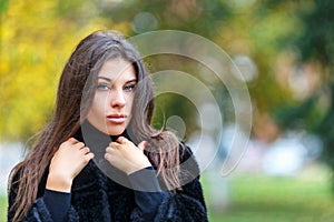 Beautiful young woman walking in autumn park. Autumn fashin concept.