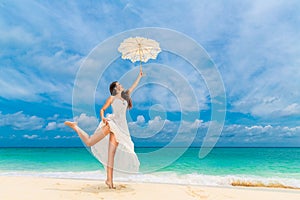 Krásny mladá žena v biely šaty dáždnik na tropický 