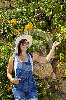 beautiful young woman in white hat and sungÅŸlasses in the garden